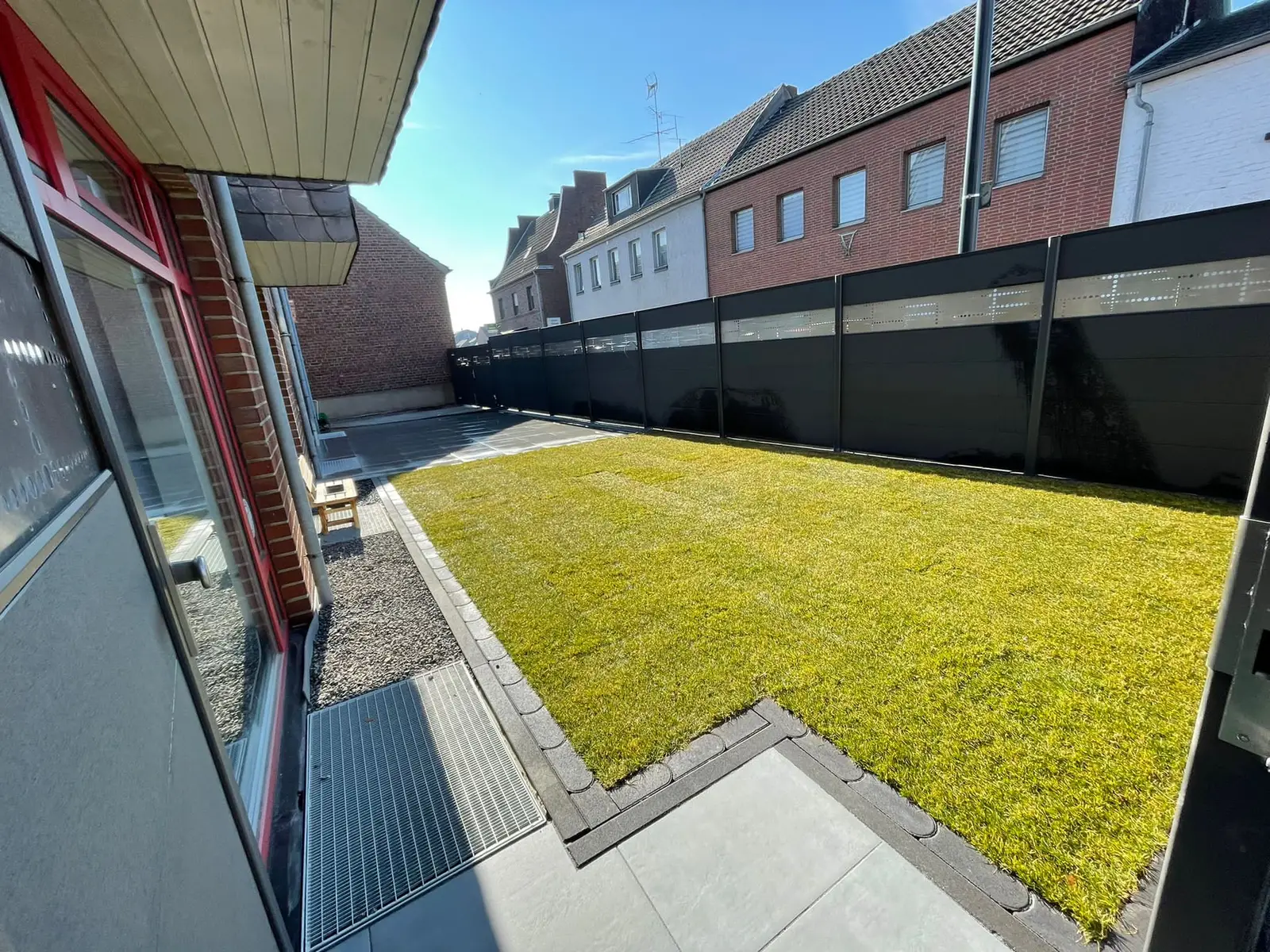 Aufbau eines Weidezaun für die Pferdekoppel (Platzhalter) Bagger drückt vorsichtig den Zaunpfosten in die Erde