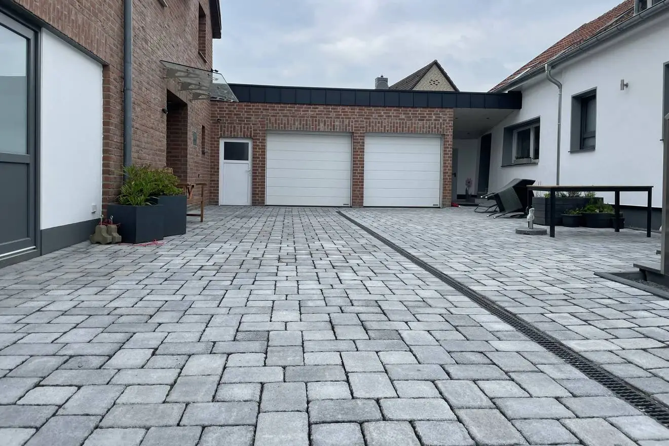Pflasterarbeiten Eingang Haus Neu gepflasterte Einfahrrt am Wohnhaus