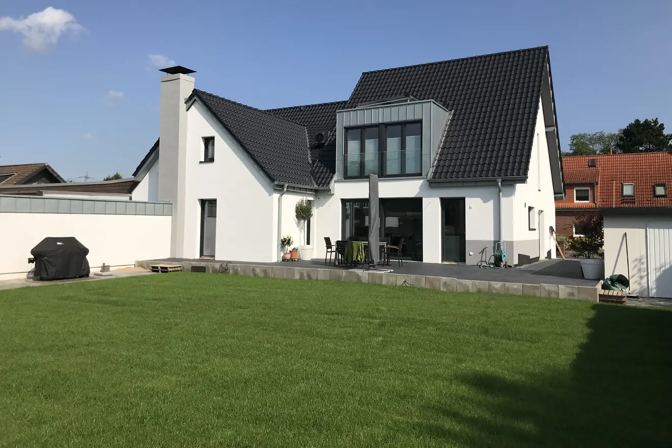 Neue Rasenfläche angelegt Rasenanlage iim Garten eines Einfamilienhaus