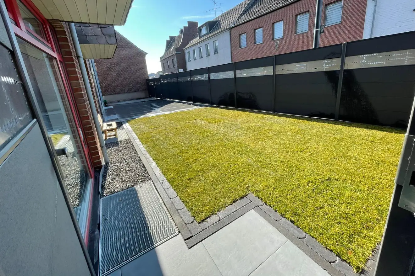 Gartenzaun zur Grundstücksbegrenzung aufgebaut Gartenzaun als Einfriedung